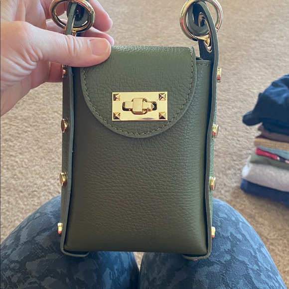 BRAND NEW without tags, never used. Green Leather Handbag with Gold Chain - Picture 4 of 4